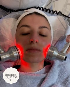 Laren trying the HydraFacial at Elenique Skin Clinic
