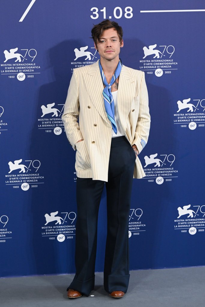 VENICE, ITALY - SEPTEMBER 05: Harry Styles attends the photocall for "Don't Worry Darling" at the 79th Venice International Film Festival on September 05, 2022 in Venice, Italy. (Photo by Stephane Cardinale - Corbis/Corbis via Getty Images)